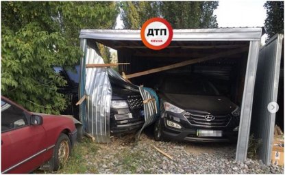 В Киевской области Range Rover с пьяным водителем таранил забор и гараж