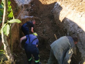 В Кривом Роге мужчину засыпало землей. Появилось видео
