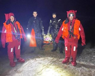 В Киевской области со льдины сняли двух рыбаков. Появилось видео