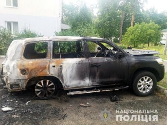 В Киеве мужчина поджег автомобиль В Киеве мужчина поджег автомобиль