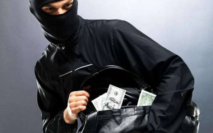 В Вознесенске неизвестный ограбил магазин