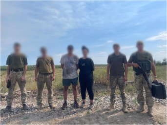 Прикордонники врятували чоловіка та жінку, які добу блукали болотами. З’явилося відео