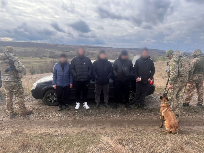 Прикордонники на Одещині затримали водія та 4-х його попутників, які застрягли у багнюці. З'явилося