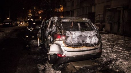 В Киеве ночью сгорел автомобиль Hyundai. Появилось видео