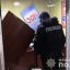 В Киеве двое мужчин напали на кредитное учреждение. Появилось видео