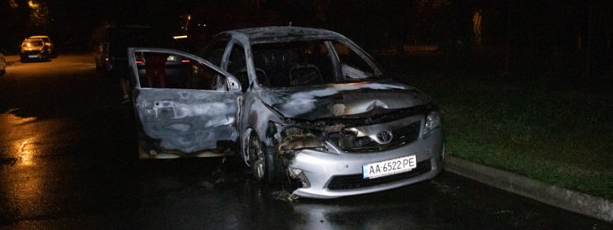 В Киеве сгорел легковой автомобиль. Появилось видео