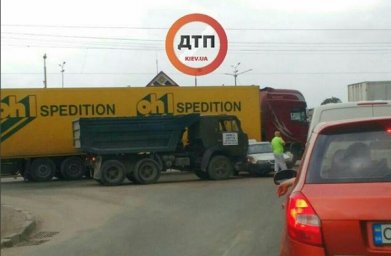 В Киеве столкнулись легковой автомобиль и КамАЗ