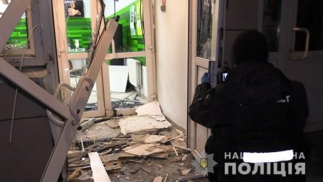 В Киеве в отделении банка произошел взрыв. Появилось видео
