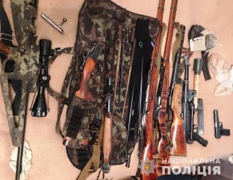 В Луцке у мужчины изъяли арсенал оружия В Луцке у мужчины изъяли арсенал оружия