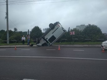 Во Львове на Сиховском мосту опрокинулся микроавтобус