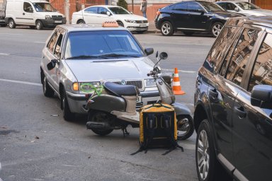 В ДТП в Киеве пострадало два человека. Появилось видео