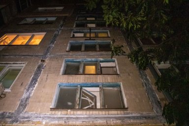 Несчастный случай в Киеве: мужчина выпал из окна. Появилось видео