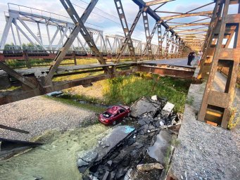 Через обрушення мосту на Закарпатті постраждали п’ятеро осіб. З’явилось відео