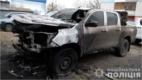 У Сумах затримали чоловіка, який підпалював автівки військових та будівлі ТЦК. З’явилося відео