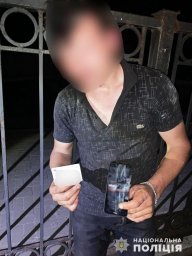 В Броварах мужчина напал на пожилую женщину. Появилось видео