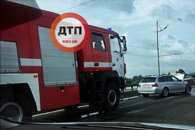 В Киеве из-за столкновения двух авто на Северном мосту произошел разлив масла
