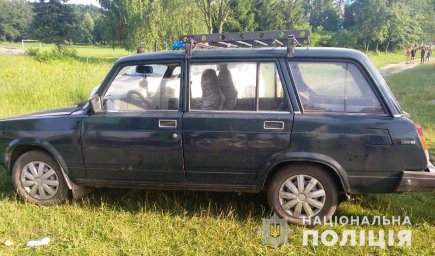 На Львовщине мужчина наехал на отдыхающих