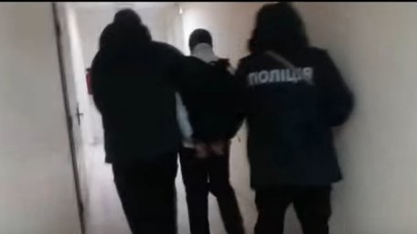 При задержании грабителя на рынке «7 км» в Одессе пострадал полицейский. Появилось видео