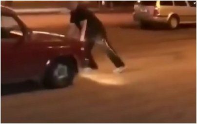 В Днепре мужчина бросался на мужчины. Появилось видео