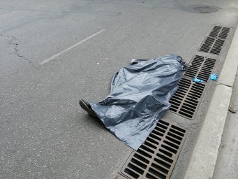 В Киеве мужчина упал с моста. Появилось видео