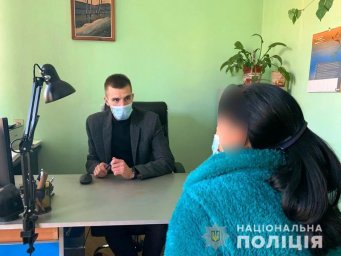 В Мукачево женщина ограбила несовершеннолетнюю девушку. Появилось видео