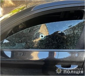 У Кривому Розі невідомі відкрили стрілянину по автомобілю. Поранені люди