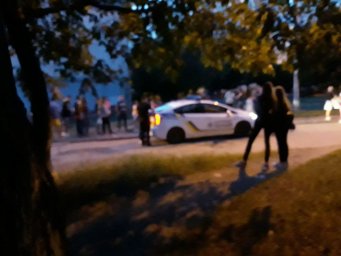 В Киеве человек с неадекватным поведением бегал за детьми. Появилось фото