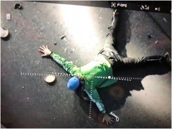В Киеве мужчина угрожал подорвать мост Метро. Появилось видео