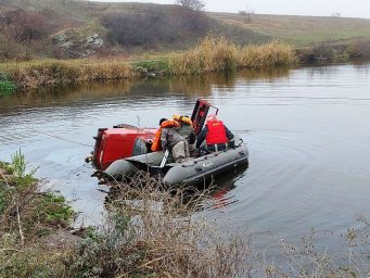 В Кировоградской области автомобиль сорвался в водоем
