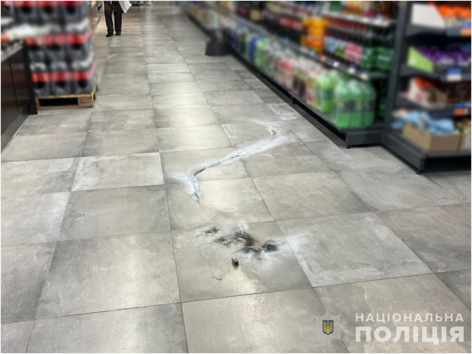 У місті Південне троє відвідувачів магазину  привели в дію димовий пристрій