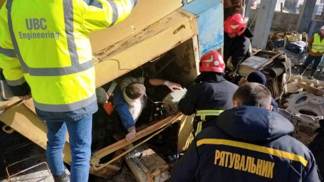 Во Львове мужчину придавило краном