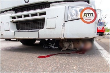 В Киеве в трагическом ДТП под колесами фуры погиб пенсионер