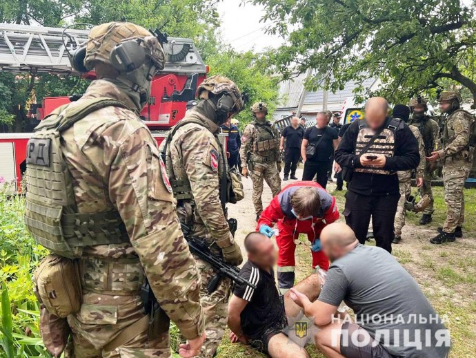 В Чернигове мужчина с ножом угрожал окружающим расправой. Появилось видео