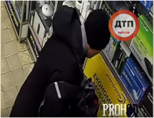 В Киеве в объективы видеокамер попал вор, вынесший из магазина 3 роутера. Появилось видео