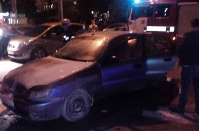 В Киеве на паковке загорелся автомобиль. Появилось видео