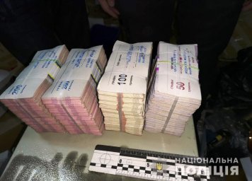 В Одессе трое молодых людей пытались украсть сейф с деньгами. Появилось видео
