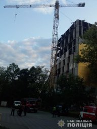 В Черкассах мужчину сняли с башенного крана