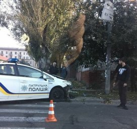 В Запорожье автомобиль патрульной полиции таранил столб