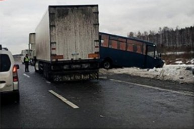 На Новообуховской трассе под Киевом масштабное ДТП. Есть пострадавшие