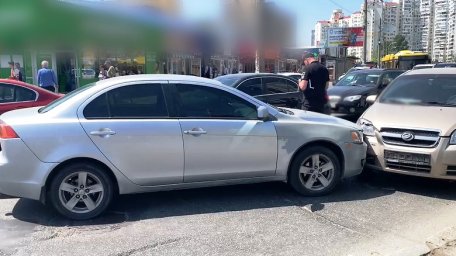 В Києві чоловік побив водія та угнав його автомобіль. З’явилось відео