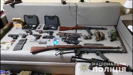 В Одессе у мужчины изъяли арсенал оружия и боеприпасов. Появилось видео
