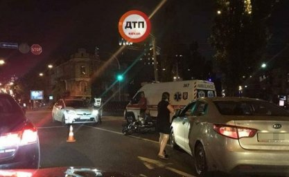 В Киеве произошло ДТП с участием мотоцикла и легкового авто