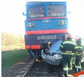 На железнодорожном перегоне под Киевом столкнулись поезд и легковой автомобиль. Водитель погиб