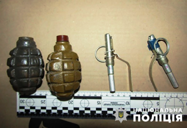 У Запоріжжі чоловік прийшов до крамниці з гранатами. З’явилось відео