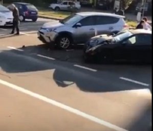 В Киеве на Столичном шоссе произошло серьезное ДТП. Появилось видео