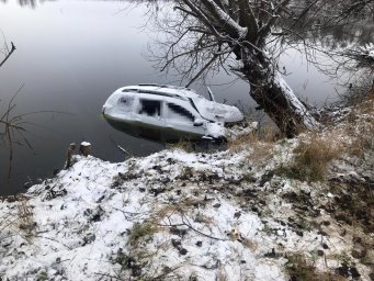В Винницкой области автомобиль сорвался в водоем