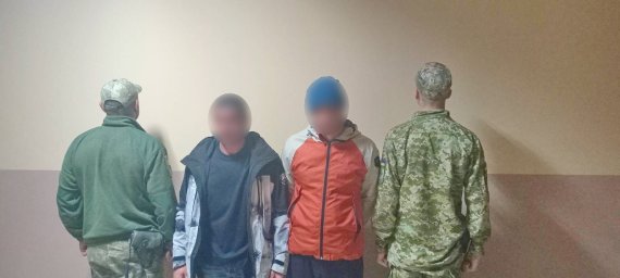 На кордоні з Молдовою прикордонники затримали двох порушників за допомогою БПЛА. З'явилося відео