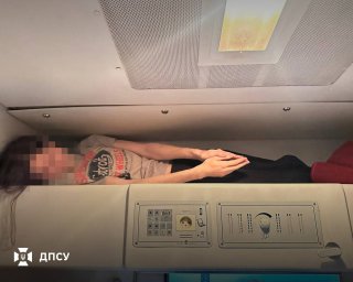 На кордоні викрили канал переправлення людей до Польщі: один сховався у ніші для ковдр