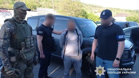 На Вінничині затримано депутата райради, який переправляв чоловіків за кордон. З’явилося відео