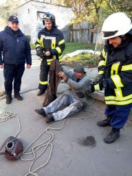 В Одессе мужчину вытащили из колодца